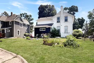 428 W Chestnut St, Freeport, IL 61032 - Photo 3