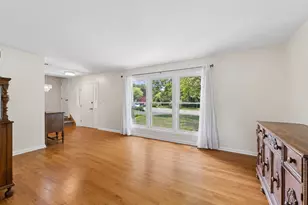 8425 Creekside Ln, Darien, IL 60561 - Photo 3