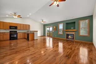 1350 Ridge Dr, Sycamore, IL 60178 - Photo 9