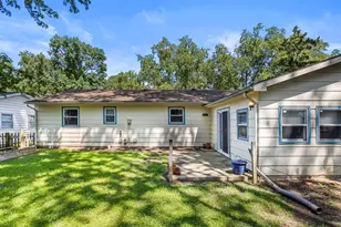 2305 Glenoak Dr, Champaign, IL 61821 - Photo 5