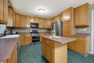 2877 Sarah Ct, Elgin, IL 60124 - Photo 9