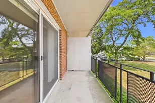 2210 S Goebbert Rd, Arlington Heights, IL 60005 - Photo 23
