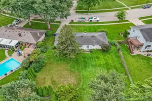 933 Carol Ave, Elgin, IL 60123 - Photo 7