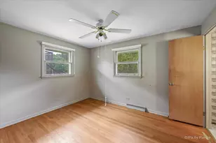 933 Carol Ave, Elgin, IL 60123 - Photo 17