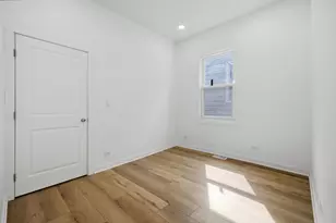 8612 S Burnham Ave, Chicago, IL 60617 - Photo 5