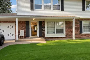 9270 N Courtland Dr, Niles, IL 60714 - Photo 1