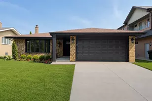 8702 W Bruce Dr W, Niles, IL 60714 - Photo 1