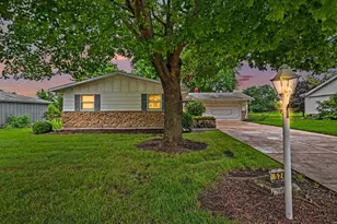 524 Parkside Dr, Sycamore, IL 60178 - Photo 1