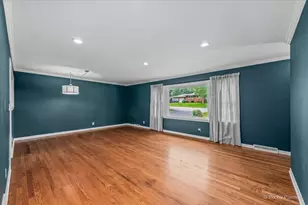 326 Farview Dr, North Aurora, IL 60542 - Photo 9