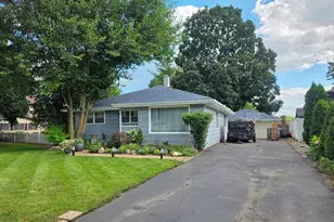 605 E Maple Ave, Mundelein, IL 60060 - Photo 1