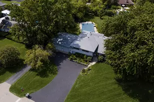 2250 White Oak Dr, Northbrook, IL 60062 - Photo 3