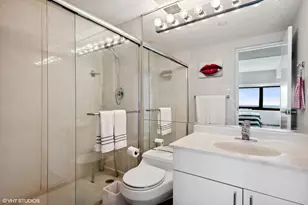 175 E Delaware Pl, Chicago, IL 60611 - Photo 17