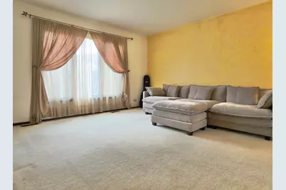 330 Elmwood Lane, Bloomingdale, IL 60108 - Photo 3