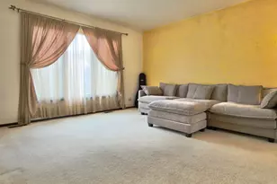 330 Elmwood Ln, Bloomingdale, IL 60108 - Photo 3