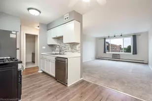 1375 Rebecca Dr, Hoffman Estates, IL 60169 - Photo 3