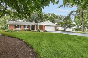 433 W Sheridan Pl, Lake Bluff, IL 60044 - Photo 1