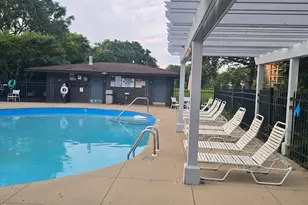 930 Perrie Dr, Elk Grove Village, IL 60007 - Photo 9