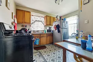 10152 S Bensley Ave, Chicago, IL 60617 - Photo 3