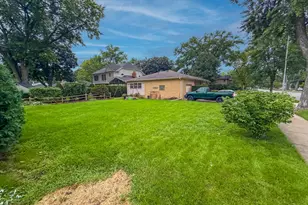 2105 E Kensington Rd, Arlington Heights, IL 60004 - Photo 9