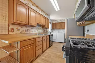 1086 Hickory Ln, Elk Grove Village, IL 60007 - Photo 9