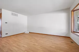 1086 Hickory Ln, Elk Grove Village, IL 60007 - Photo 3