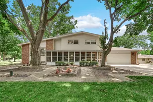 205 Sharon Dr, Sleepy Hollow, IL 60118 - Photo 1