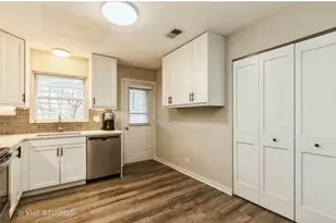 104 E Winchester Rd, Libertyville, IL 60048 - Photo 9