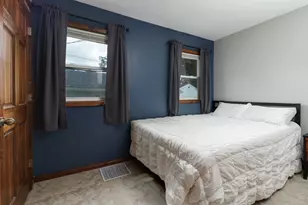 609 E Market St, Bloomington, IL 61701 - Photo 11