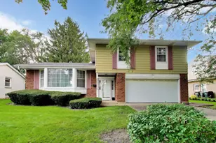 1910 E Robinhood Ln, Arlington Heights, IL 60004 - Photo 1