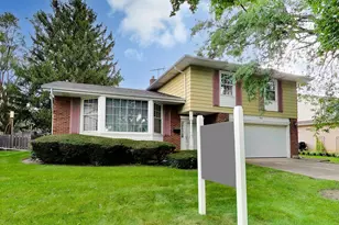 1910 E Robinhood Ln, Arlington Heights, IL 60004 - Photo 3