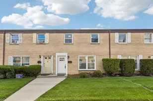 852 Colonial Dr, Wheeling, IL 60090 - Photo 1
