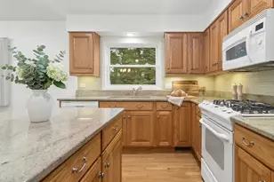 574 Bristol Ln, Elk Grove Village, IL 60007 - Photo 7