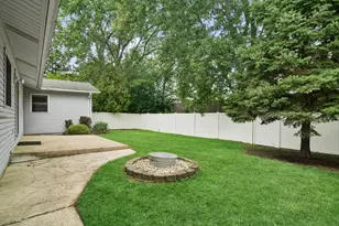 574 Bristol Ln, Elk Grove Village, IL 60007 - Photo 19