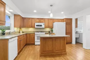 574 Bristol Ln, Elk Grove Village, IL 60007 - Photo 7