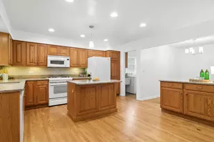 574 Bristol Ln, Elk Grove Village, IL 60007 - Photo 5