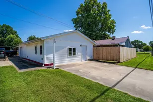 558 10th St, Lincoln, IL 62656 - Photo 3