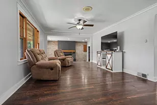 558 10th St, Lincoln, IL 62656 - Photo 5