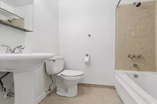 4250 N Marine Dr, Chicago, IL 60613 - Photo 15