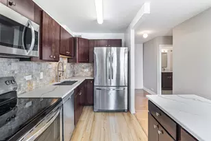 1355 N Sandburg Terrace, Chicago, IL 60610 - Photo 7