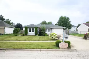 921 Shady Ln, Aurora, IL 60506 - Photo 1