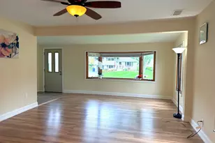 18148 W Valley Dr, Grayslake, IL 60030 - Photo 5