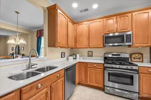 2892 Edgewater Dr, Elgin, IL 60124 - Photo 5