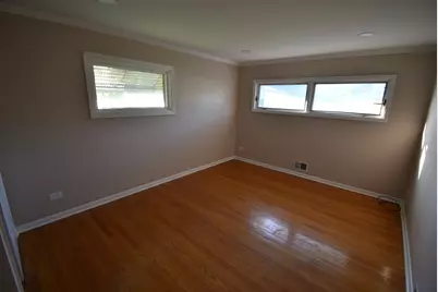 907 S Elmhurst Road, Mount Prospect, IL 60056 - Photo 3