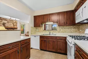 1255 John Dr, Hoffman Estates, IL 60169 - Photo 9