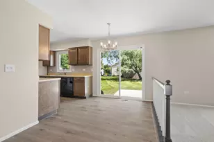 1545 Scottdale Cir, Wheaton, IL 60189 - Photo 5