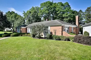 9 Dover Dr, Oak Brook, IL 60523 - Photo 5