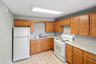 621 Oneida St, Joliet, IL 60435 - Photo 3