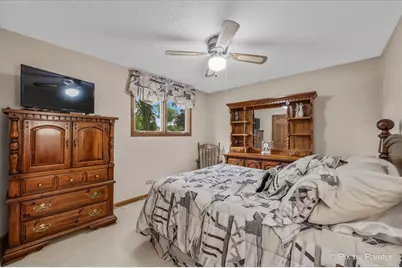 24 W Devon Avenue, Roselle, IL 60172 - Photo 15