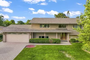 564 Gateshead S, Elk Grove Village, IL 60007 - Photo 1