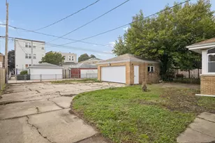 9716 S Prairie Ave, Chicago, IL 60628 - Photo 21